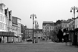ul. Mostowa  widok ze Starego Rynku, po prawej fragment nieistniejącej już restauracji Kaskada
